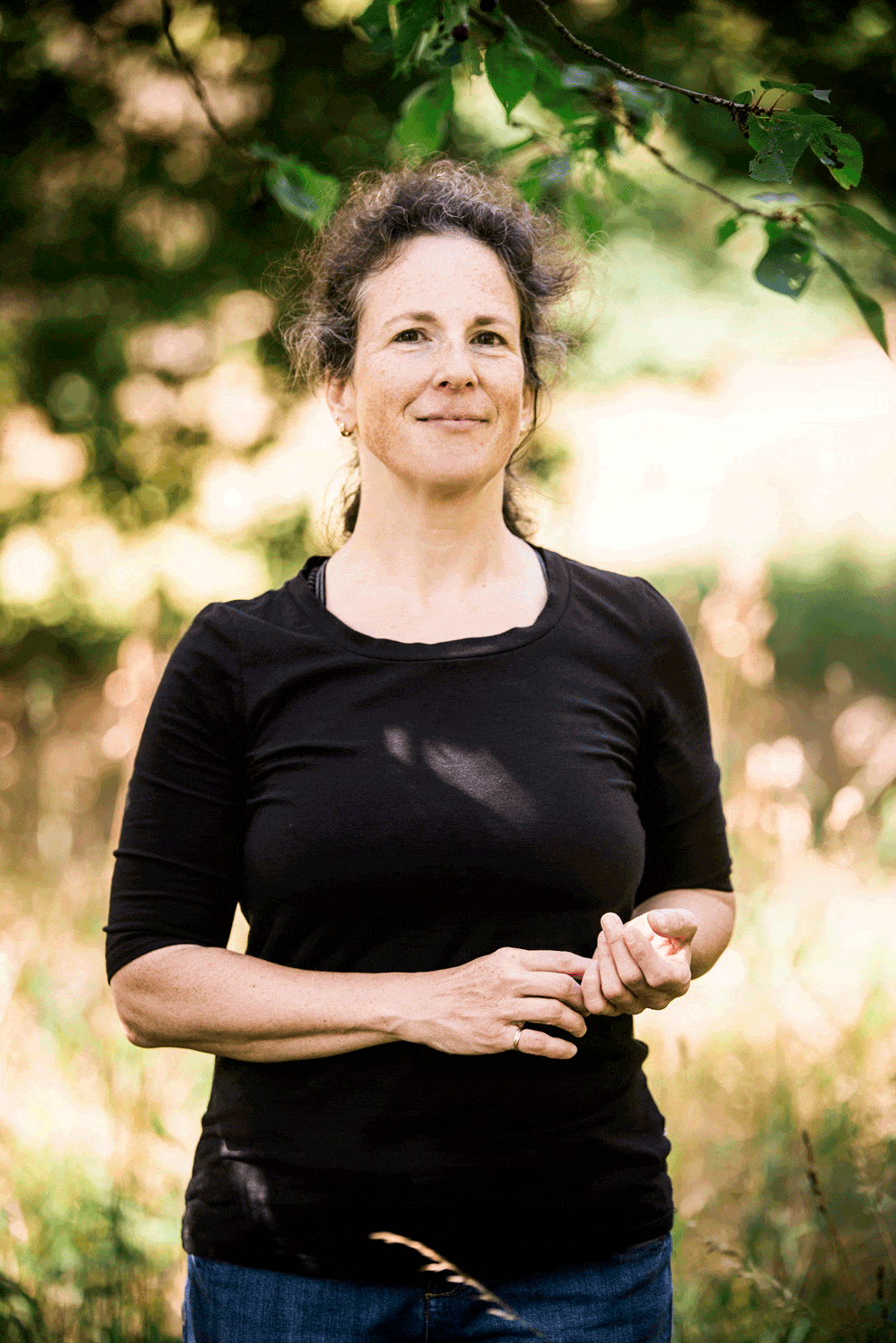 Portrait von Tatjana Koch im Grünen mit Duden